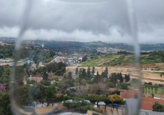 כוס עם רקע של נוף